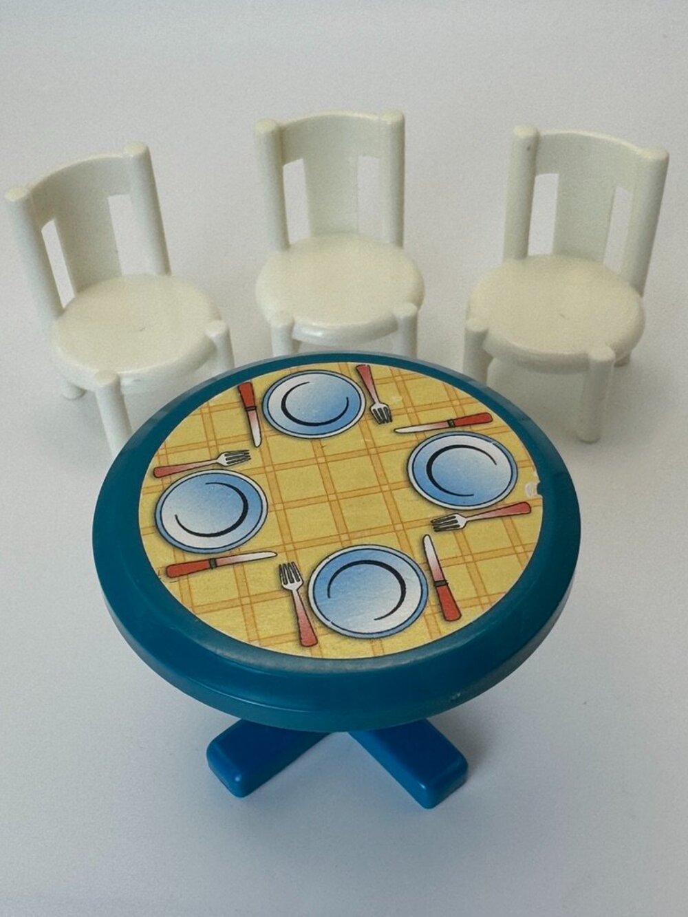 Redbox Dollhouse Furniture Blue Kitchen TABLE + 3 White Dining Room CHAIRS
